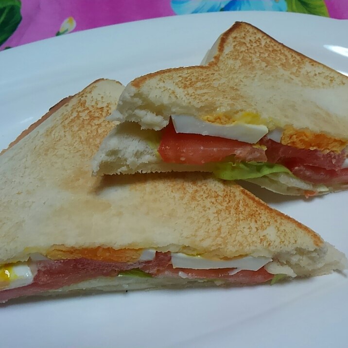 茹で卵とトマトとレタスのホットサンド☆